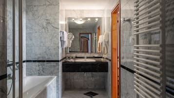 Suite | Bathroom | Combined shower/bathtub, free toiletries, hair dryer, towels