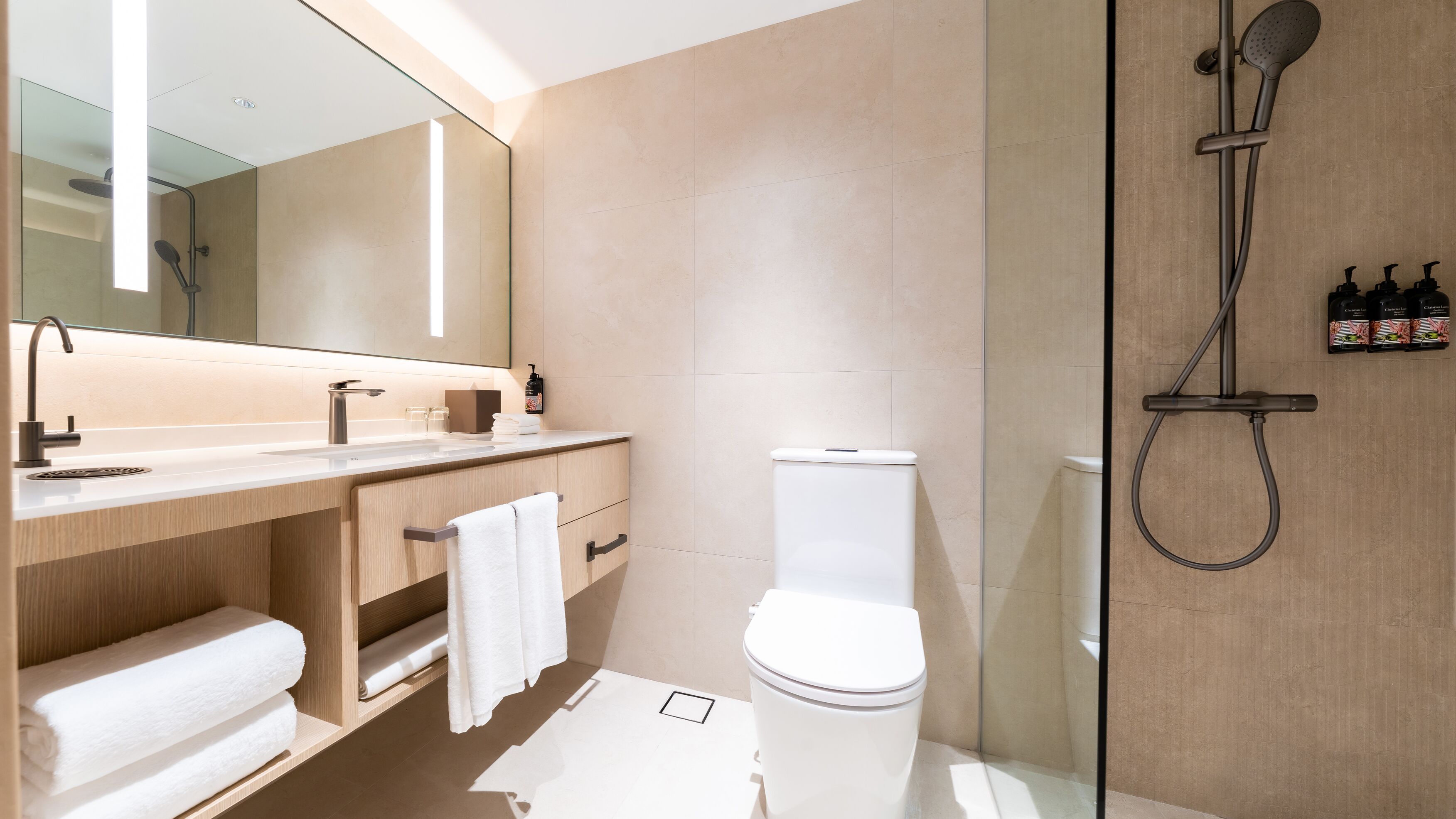 Baignoire et douche séparées, articles de toilette gratuits