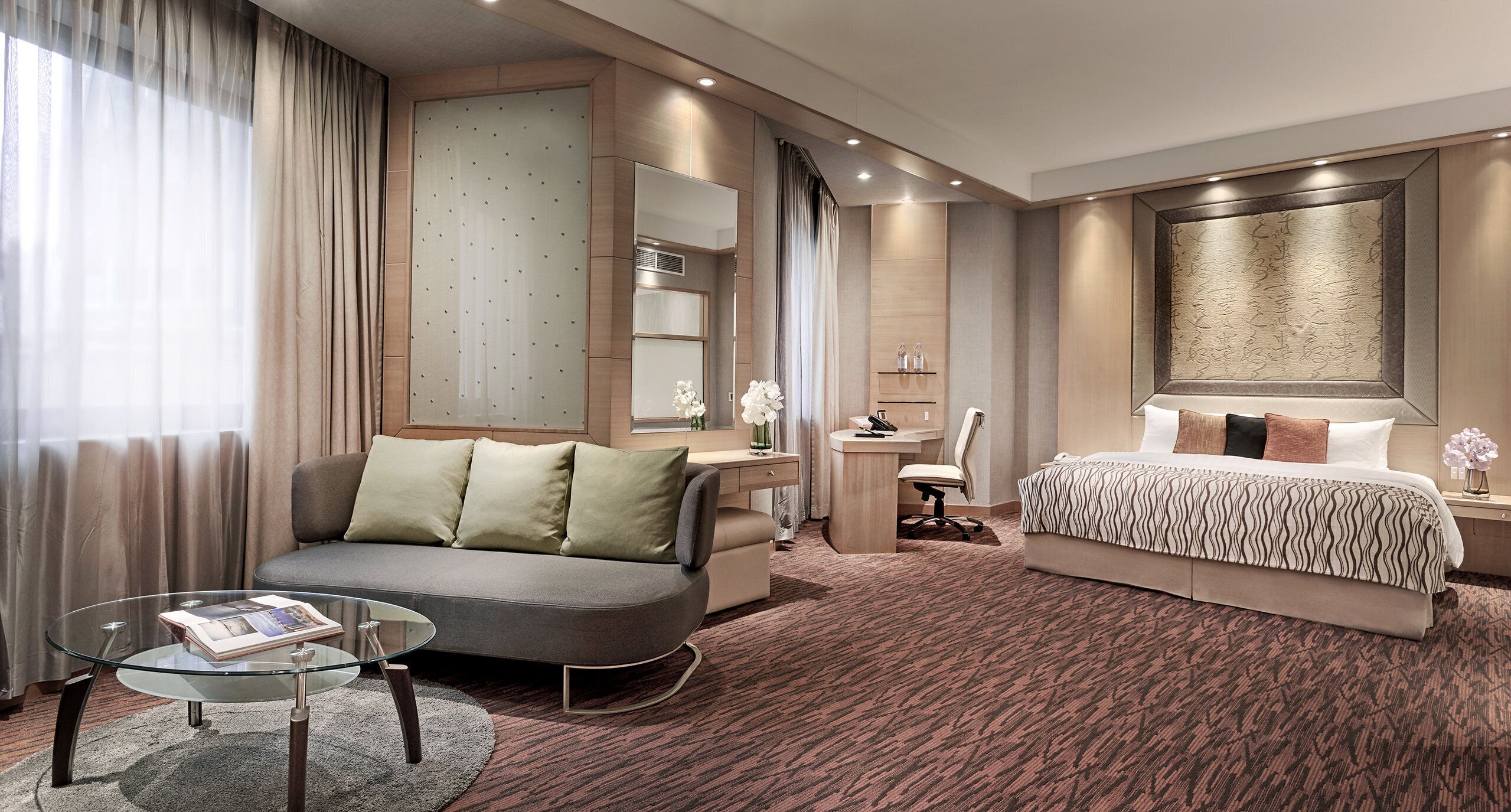 Suite | Minibar, caja fuerte, escritorio y cortinas opacas