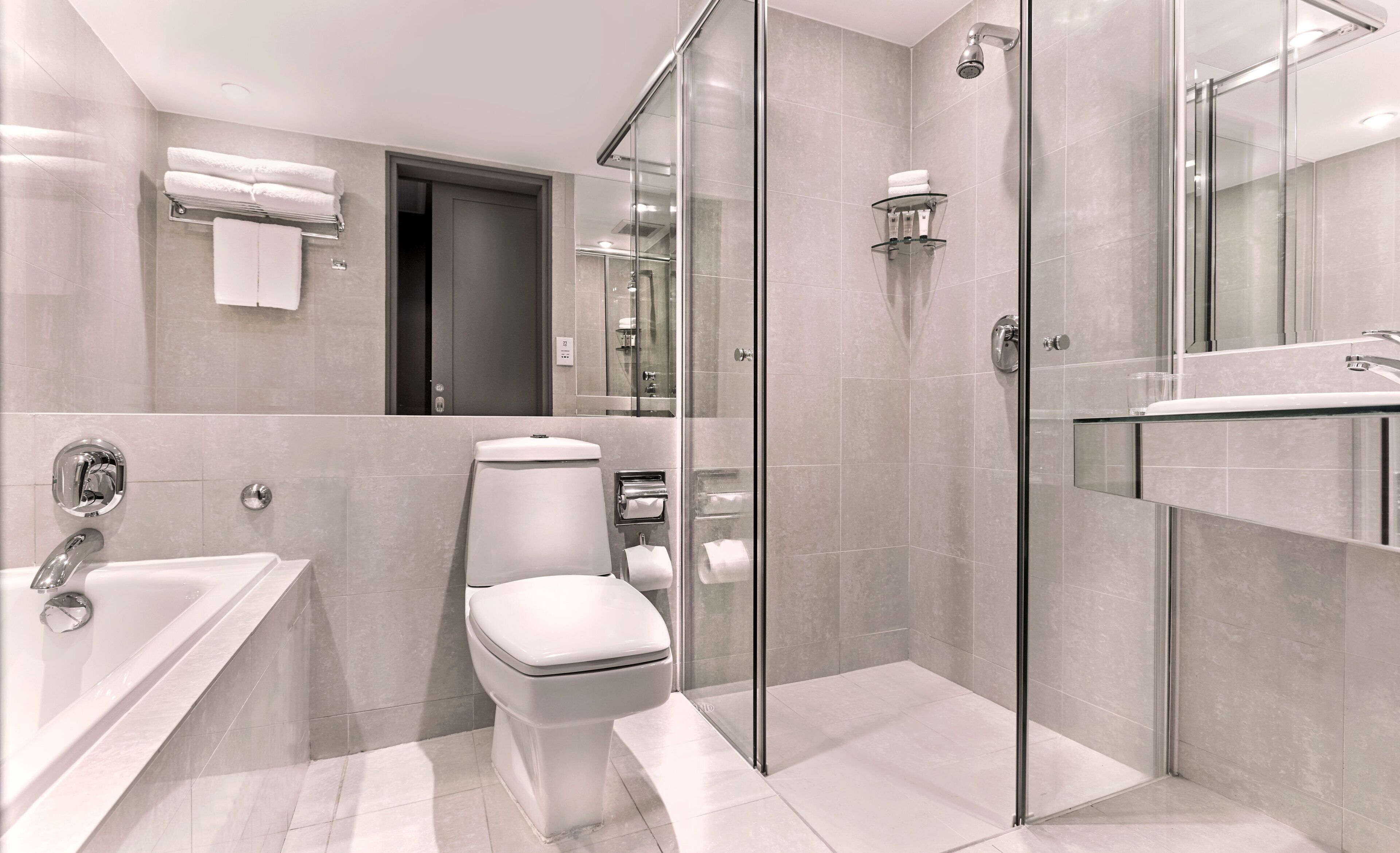 Bañera y ducha independientes, artículos de tocador gratuitos