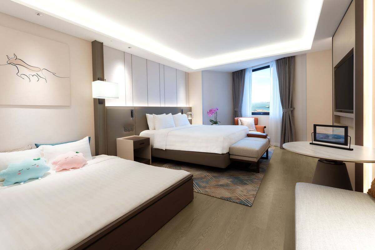 ห้องแฟมิลี่ (Newly Refurbished) | มินิบาร์, ตู้นิรภัยในห้องพัก, ผ้าม่านกันแสง, เตารีด/โต๊ะรีดผ้า
