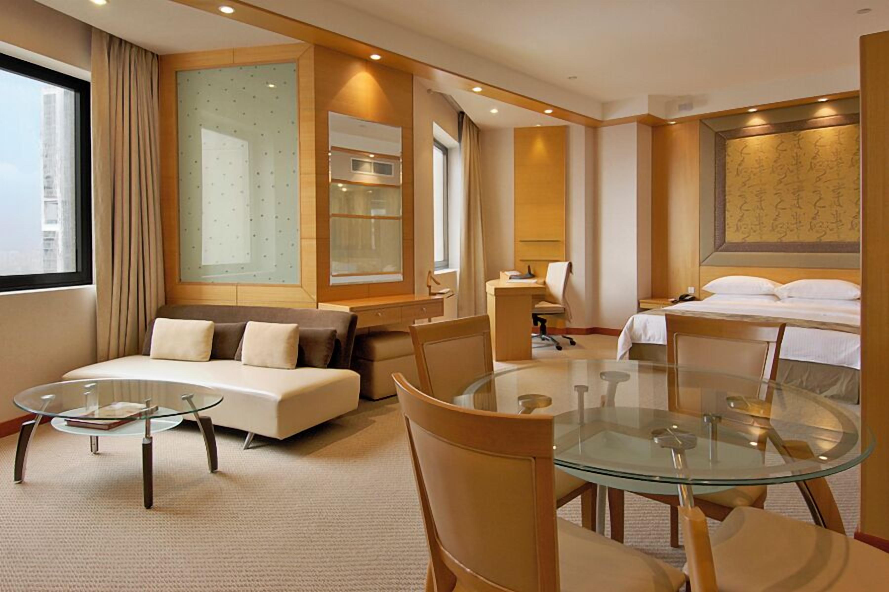 Minibar, coffres-forts dans les chambres, bureau, rideaux occultants