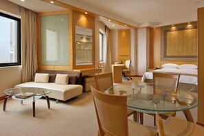 Minibar, in-room safe, desk, blackout curtains - M Hotel Singapore City Centre (Singapore)