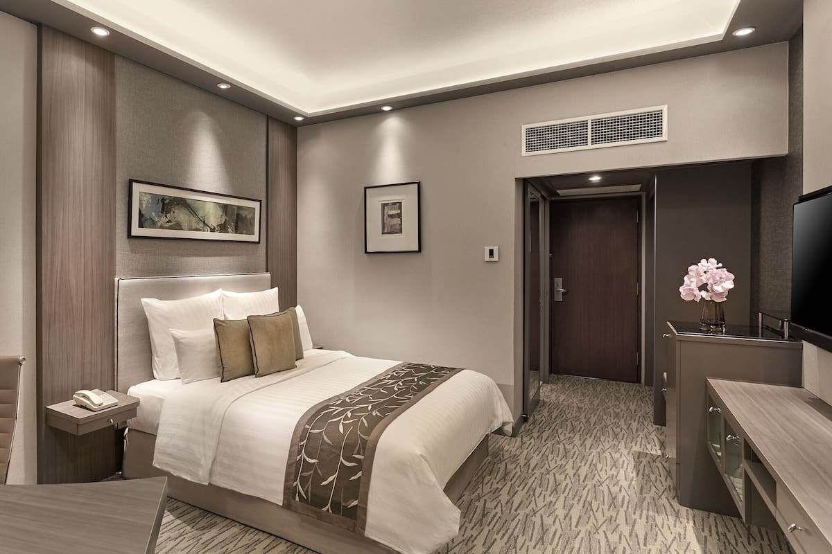 Club Double Room, City View | 1 bedroom, minibar, in-room safe, desk