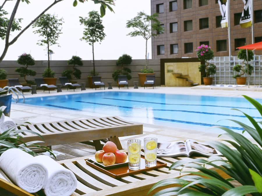 Una piscina al aire libre
