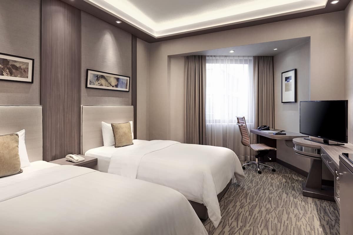 Deluxe Twin Room | Minibar, in-room safe, desk, blackout curtains