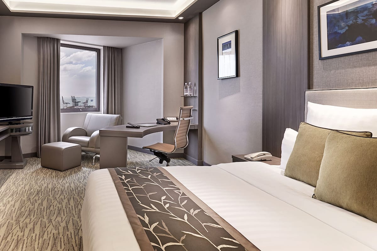 Premier Room (Club) | Minibar, in-room safe, desk, blackout curtains