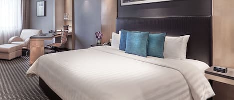 Premier Room | Minibar, in-room safe, desk, blackout drapes