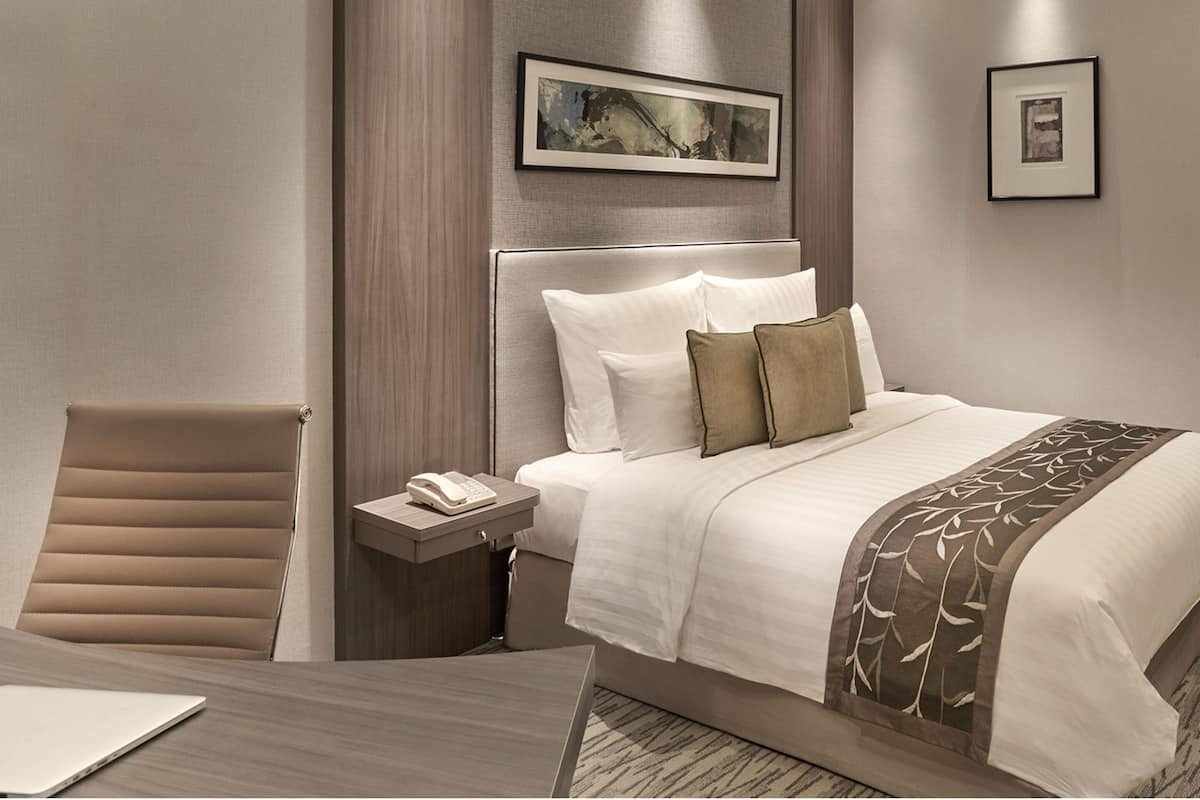 Dobbeltrom – club, byutsikt | Minibar, safe på rommet, skrivebord og blendingsgardiner