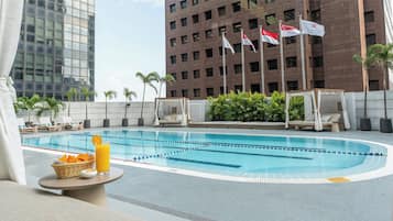 Una piscina al aire libre