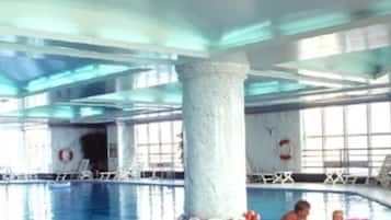 Kolam renang indoor