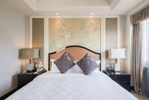 In-room safe, desk, soundproofing, iron/ironing board - Ramada Plaza Tian Lu (Wuhan)