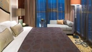 In-room safe, desk, soundproofing, iron/ironing board (on request) - Ramada Plaza Tian Lu (Wuhan)