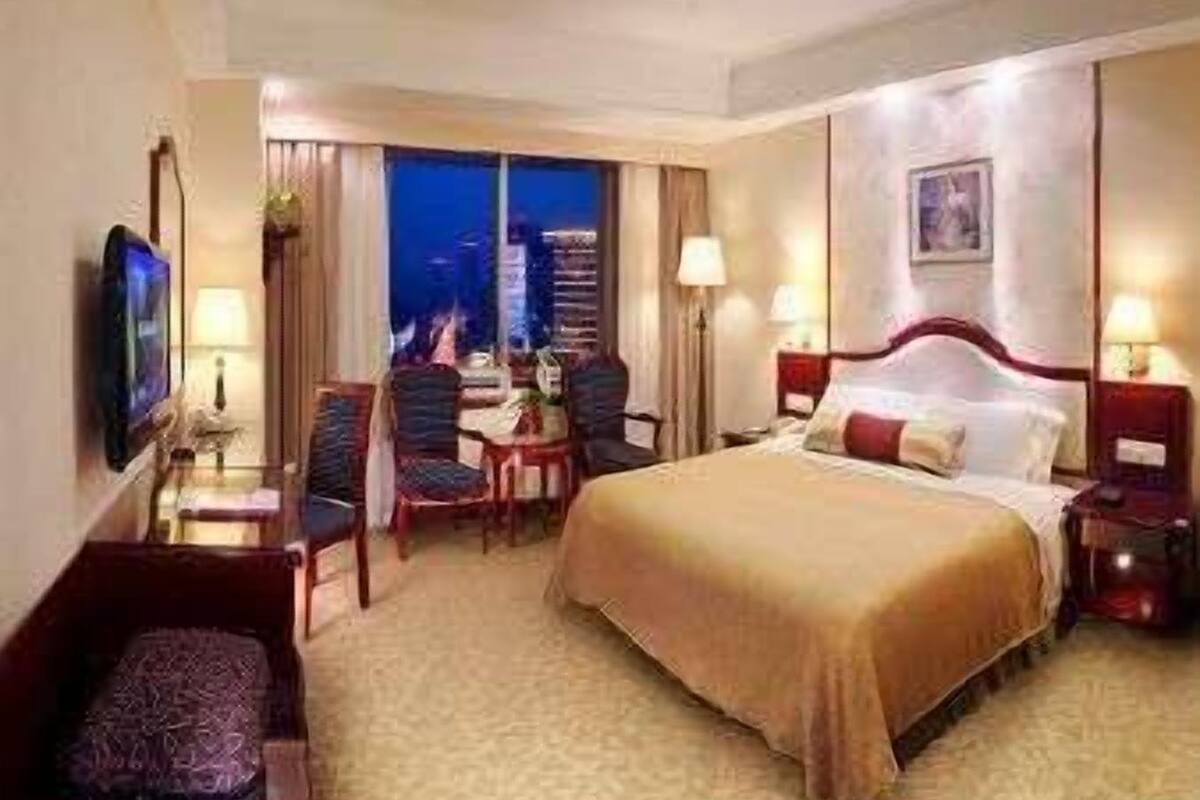 deluxe room with queen bed  | in-room safe, desk, soundproofing, iron/ironing board