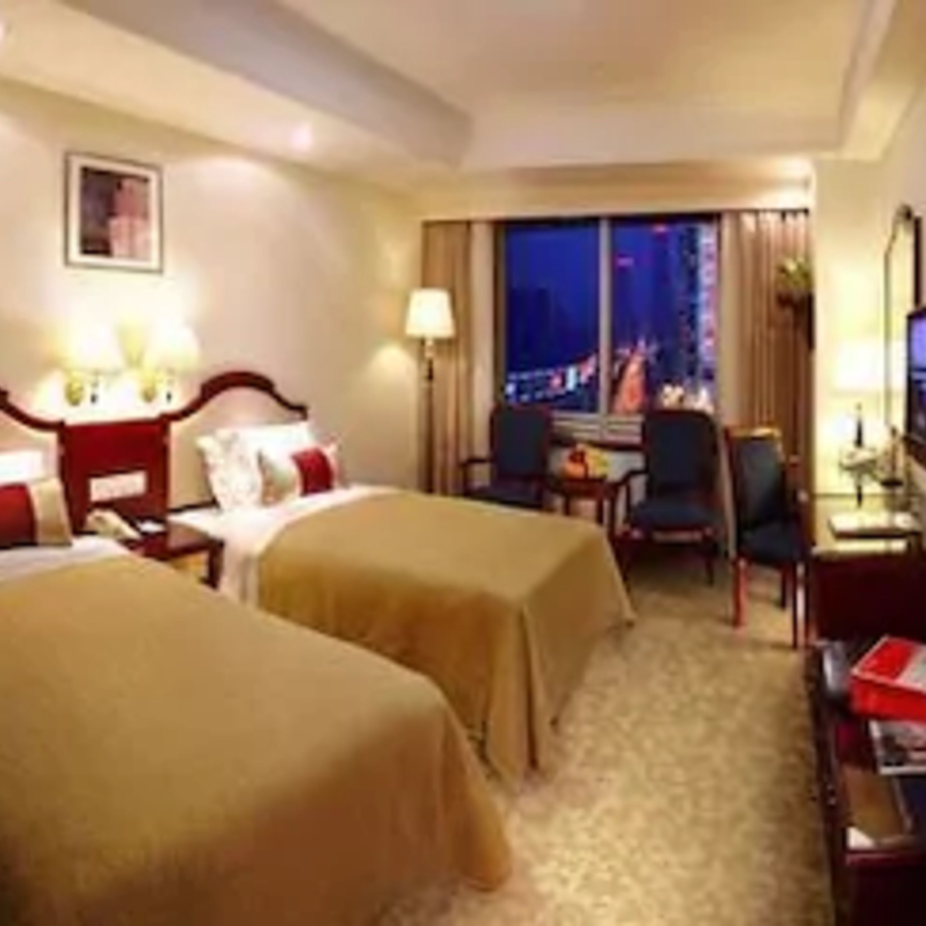 deluxe room with twin beds  | in-room safe, desk, soundproofing, iron/ironing board