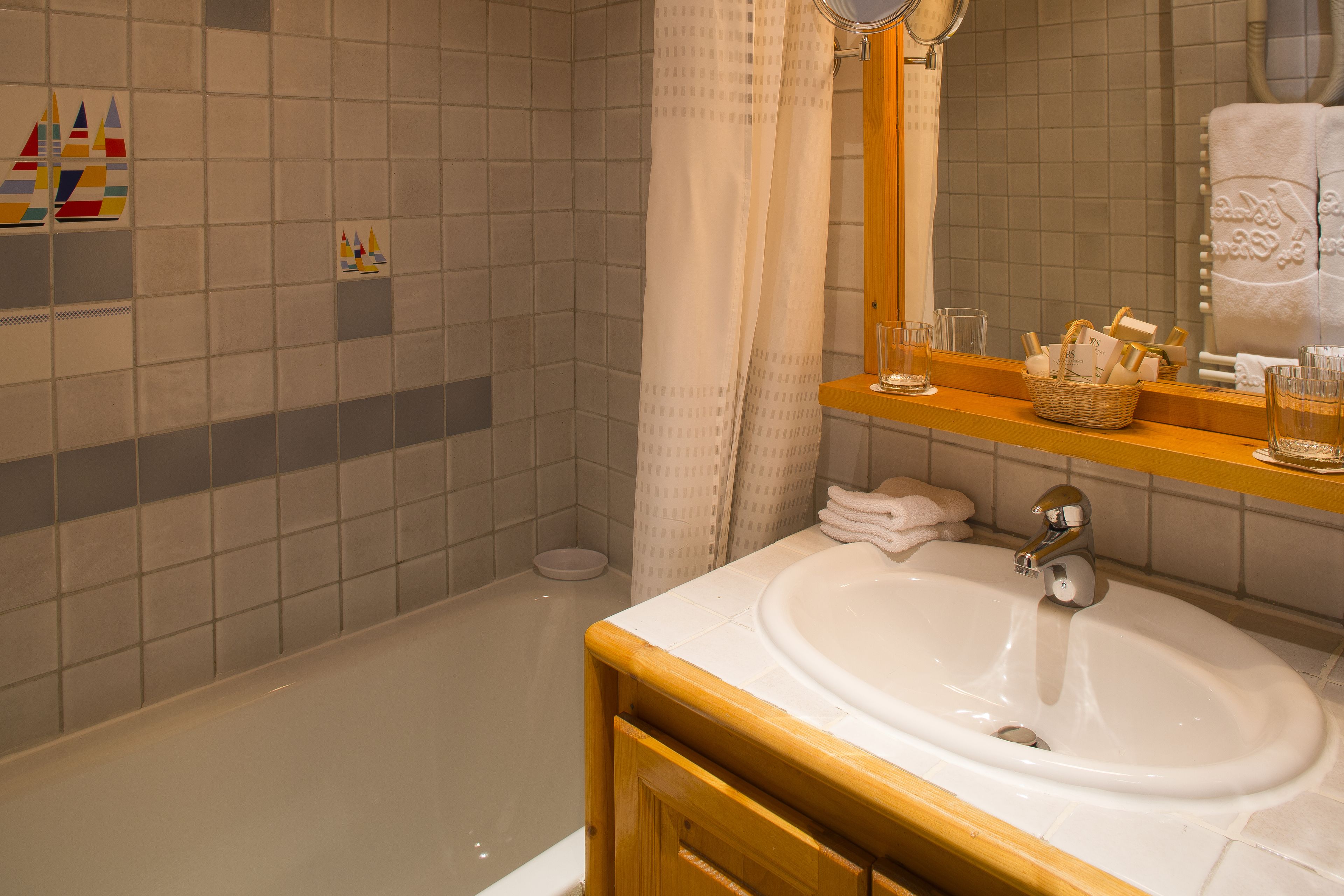 bathtub, free toiletries, hair dryer, towels