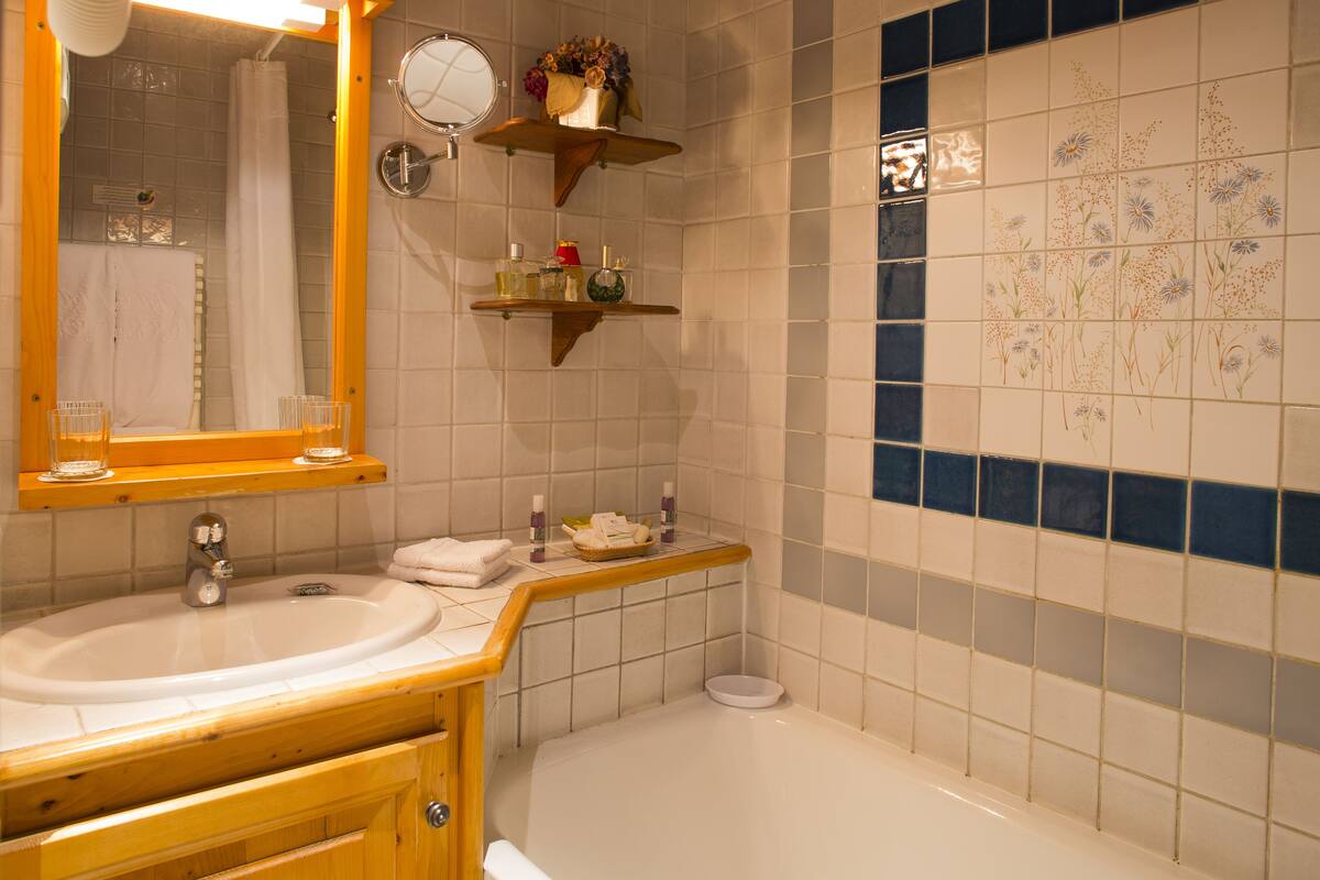double room south - first floor, garden view | bathroom | bathtub, free toiletries, hair dryer, towels