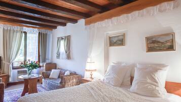 Tweepersoonskamer, uitzicht op tuin | Een minibar, een kluis op de kamer, een bureau, geluiddichte muren