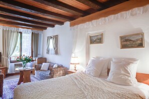 Tweepersoonskamer, uitzicht op tuin | Een minibar, een kluis op de kamer, een bureau, geluiddichte muren