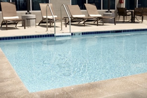 Piscine extérieure en saison, parasols, chaises longues