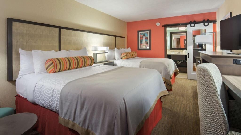 Colchones con pillow-top, muebles diferentes y escritorio 