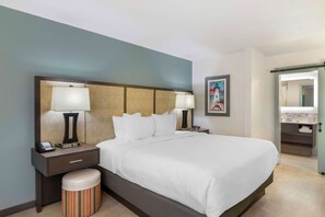 أسرّة بطبقة علوية مريحة وطراز فريد لكل وحدة ومكتب