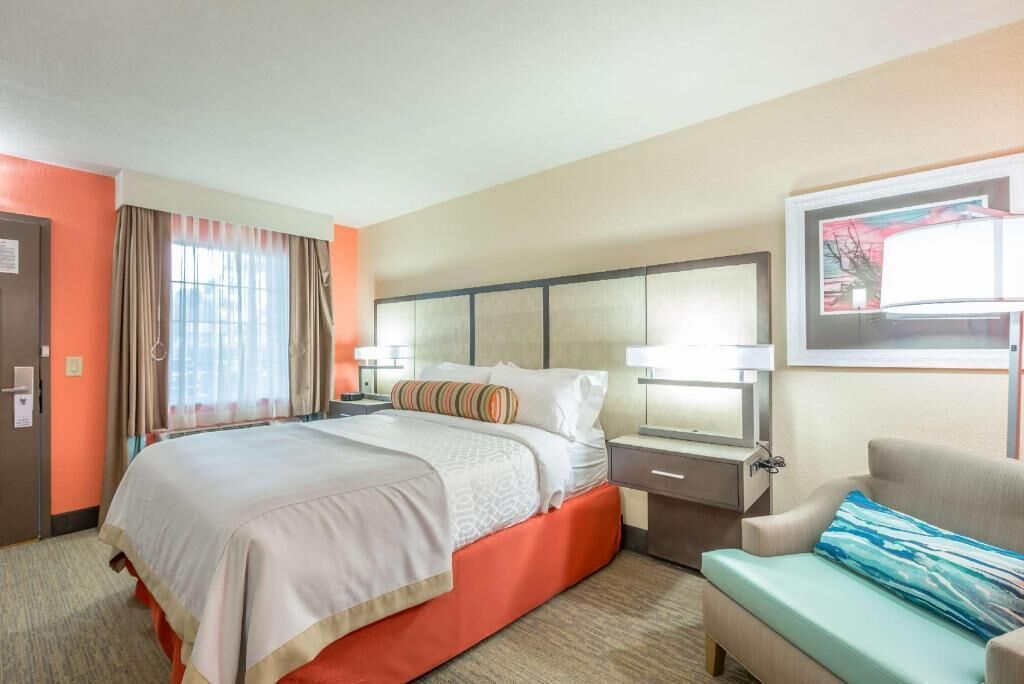 Colchones con pillow-top, muebles diferentes y escritorio 