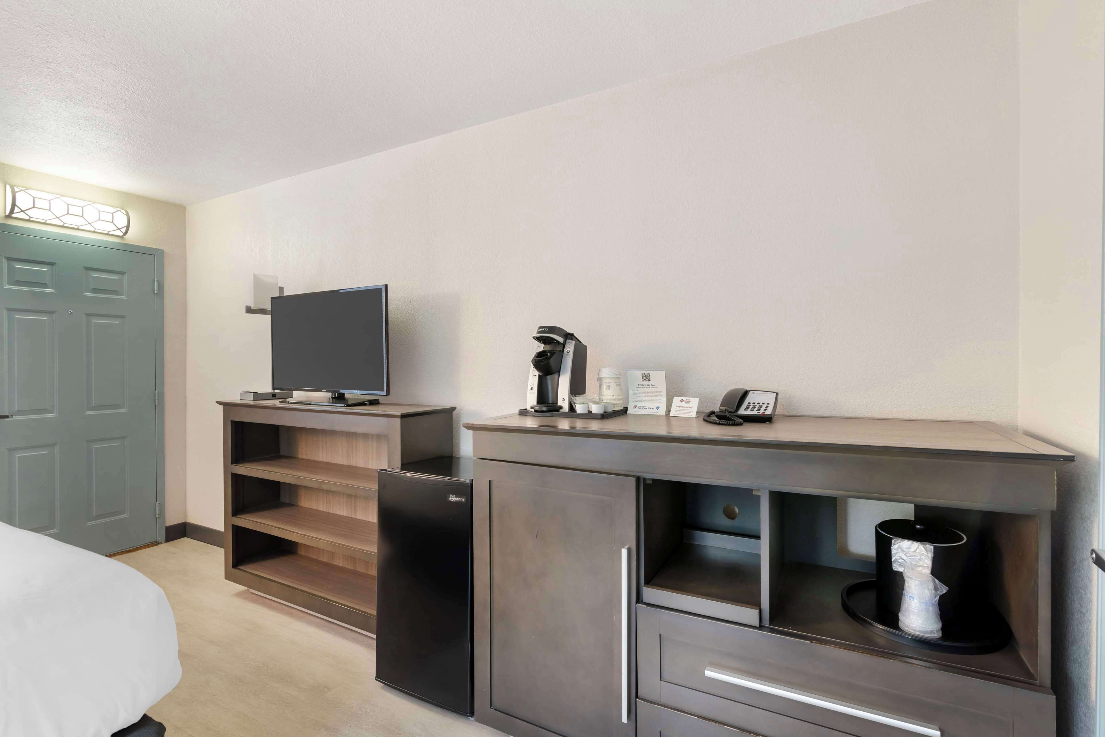 Chambre Standard, 1 grand lit, accessible aux personnes à mobilité réduite, non-fumeur | Lit avec matelas à plateau-coussin, bureau