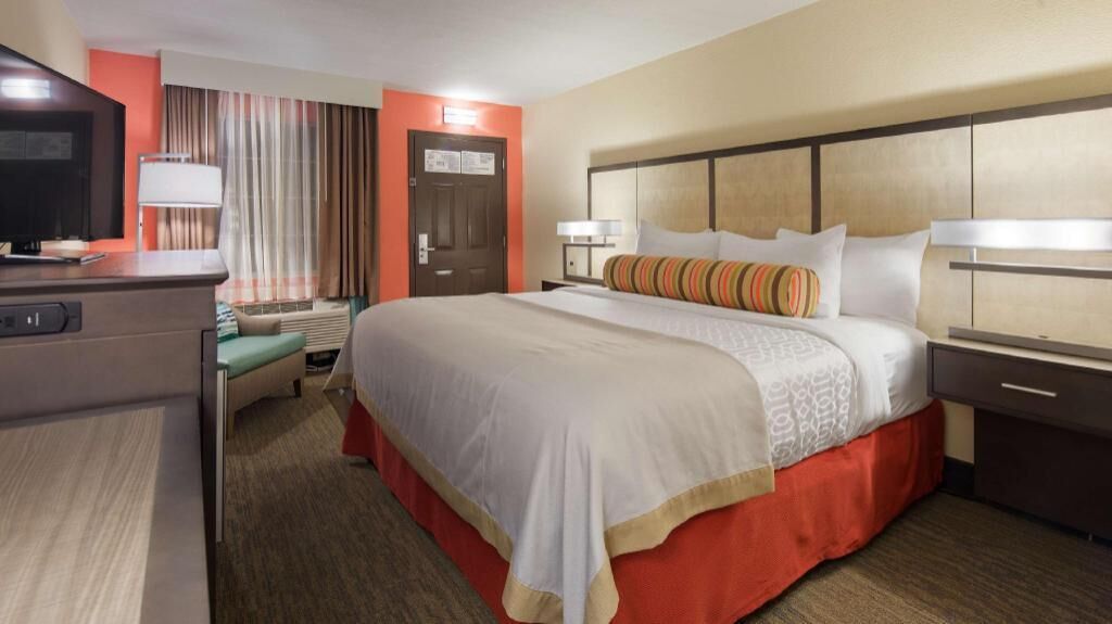 Colchones con pillow-top, muebles diferentes y escritorio 