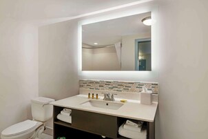 Bañera con ducha, artículos de tocador gratuitos, secador de pelo