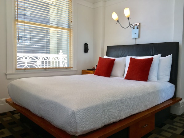 Habitación Deluxe, 1 cama Queen size | Tabla de planchar con plancha, wifi gratis y ropa de cama 