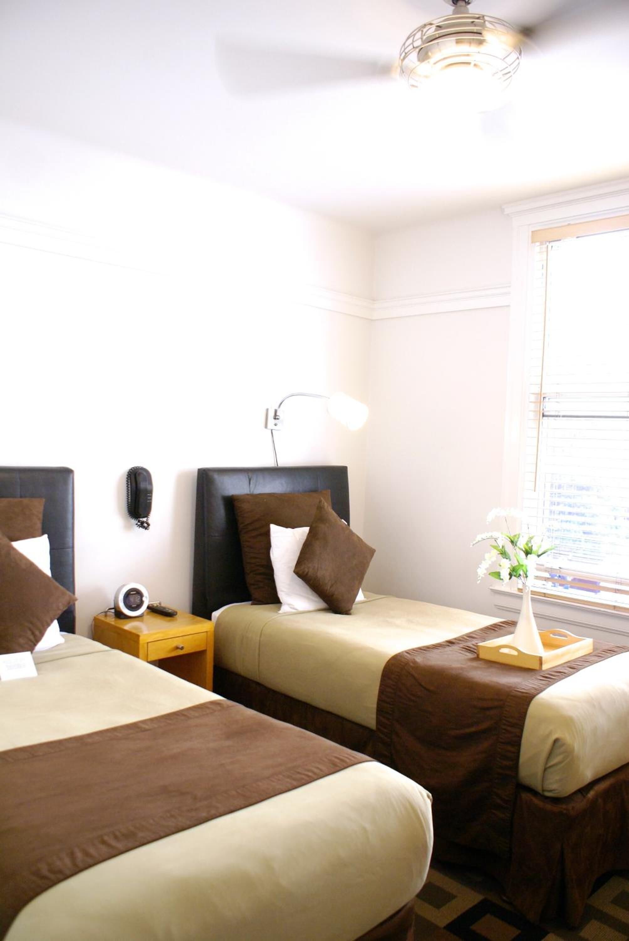 Tabla de planchar con plancha, wifi gratis, ropa de cama