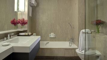 Artículos de higiene personal gratuitos, secador de pelo y albornoces