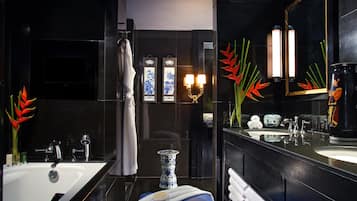 Gratis toiletartikelen, een haardroger, badjassen, pantoffels