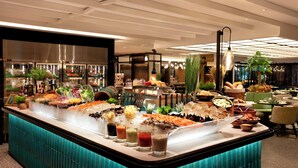 Un buffet proposant une variété de plats et de boissons.