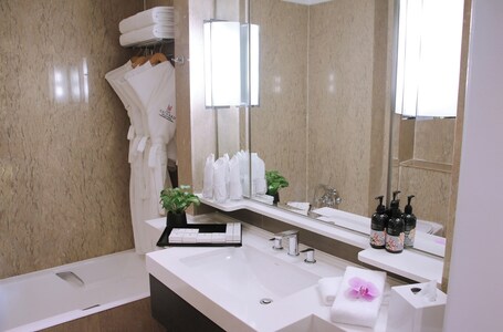 Orchard Hotel Singapore - Image 24