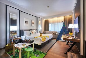 Minibar, brankas, meja kerja, dan ruang kerja ramah laptop