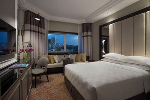 Minibar, in-room safe, desk, laptop workspace - Orchard Hotel Singapore (Singapore)