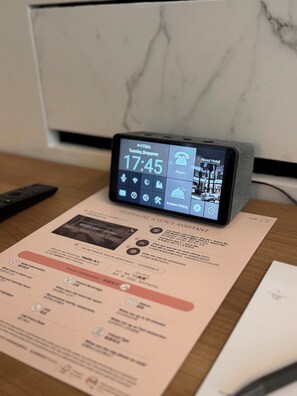 Minibar, safe på rommet, skrivebord og skrivebord for bærbar PC