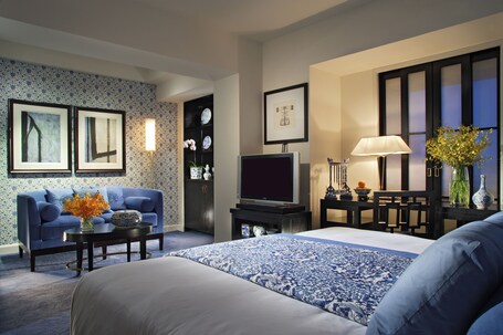 Orchard Hotel Singapore - Image 12