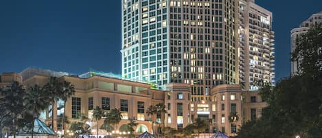 Minibar y caja de seguridad en la habitación