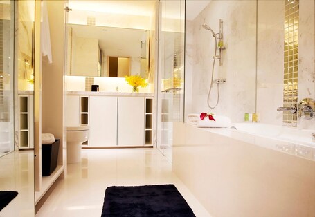 Grand Copthorne Waterfront - Image 6