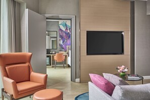 頂級套房, 1 張特大雙人床和 1 張沙發床 (Executive - Newly renovated room) | 起居區 |  LCD 液晶電視
