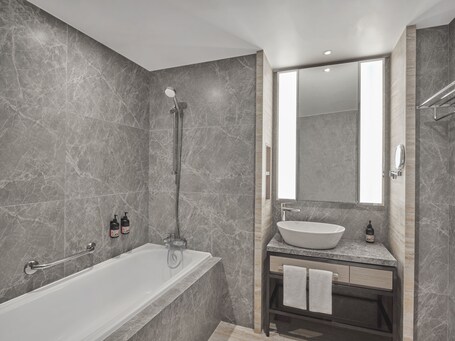 Grand Copthorne Waterfront - Image 26