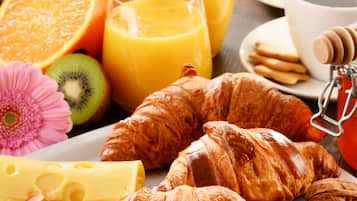 Se ofrece un desayuno bufé (38 SGD por persona)