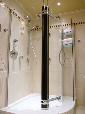 Suite | Dusche im Bad
