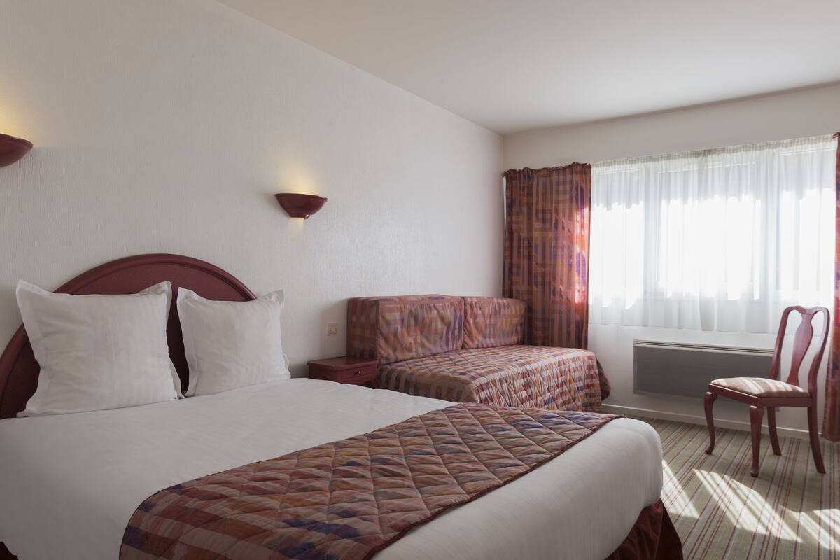 in-room safe, desk, soundproofing, free wifi