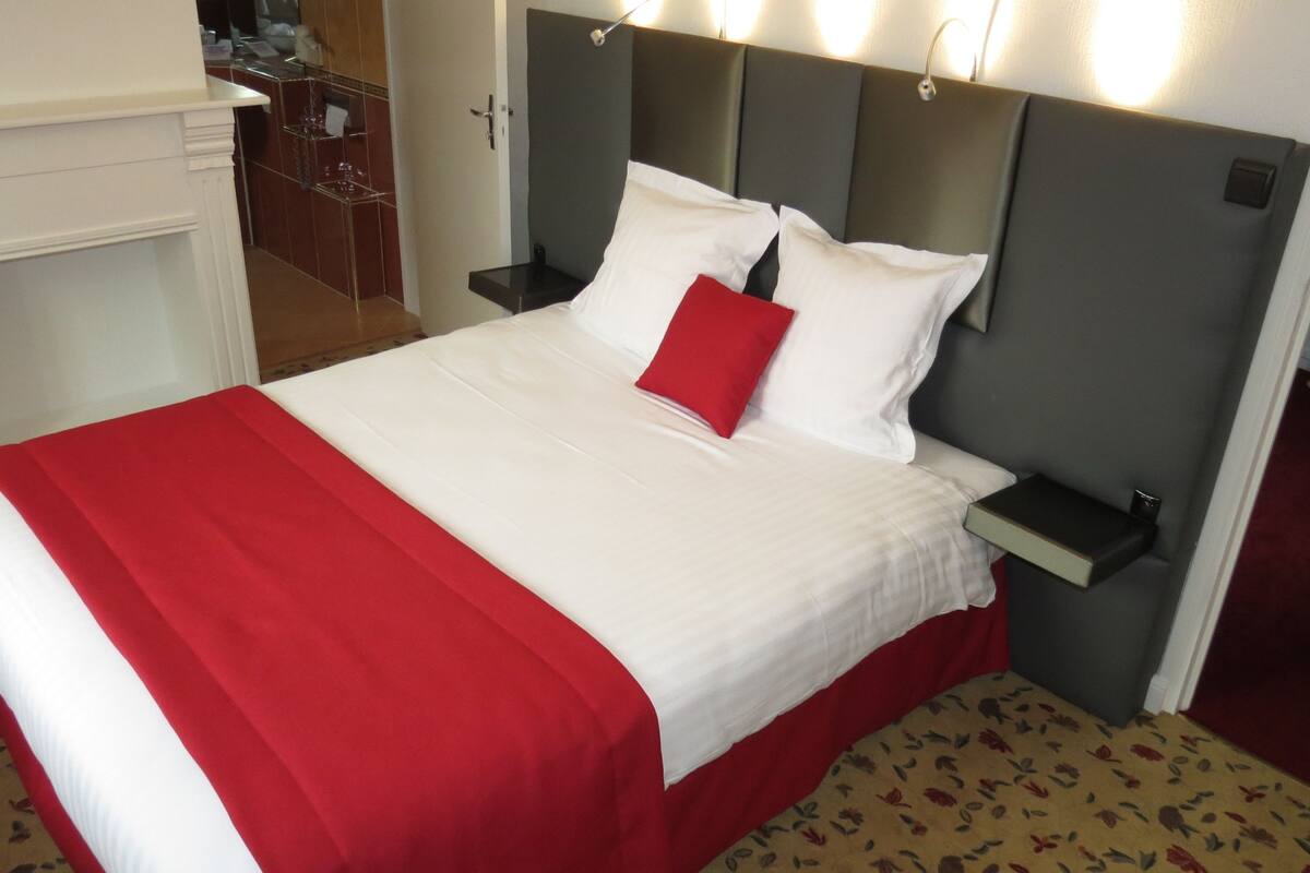 suite | in-room safe, desk, soundproofing, free wifi