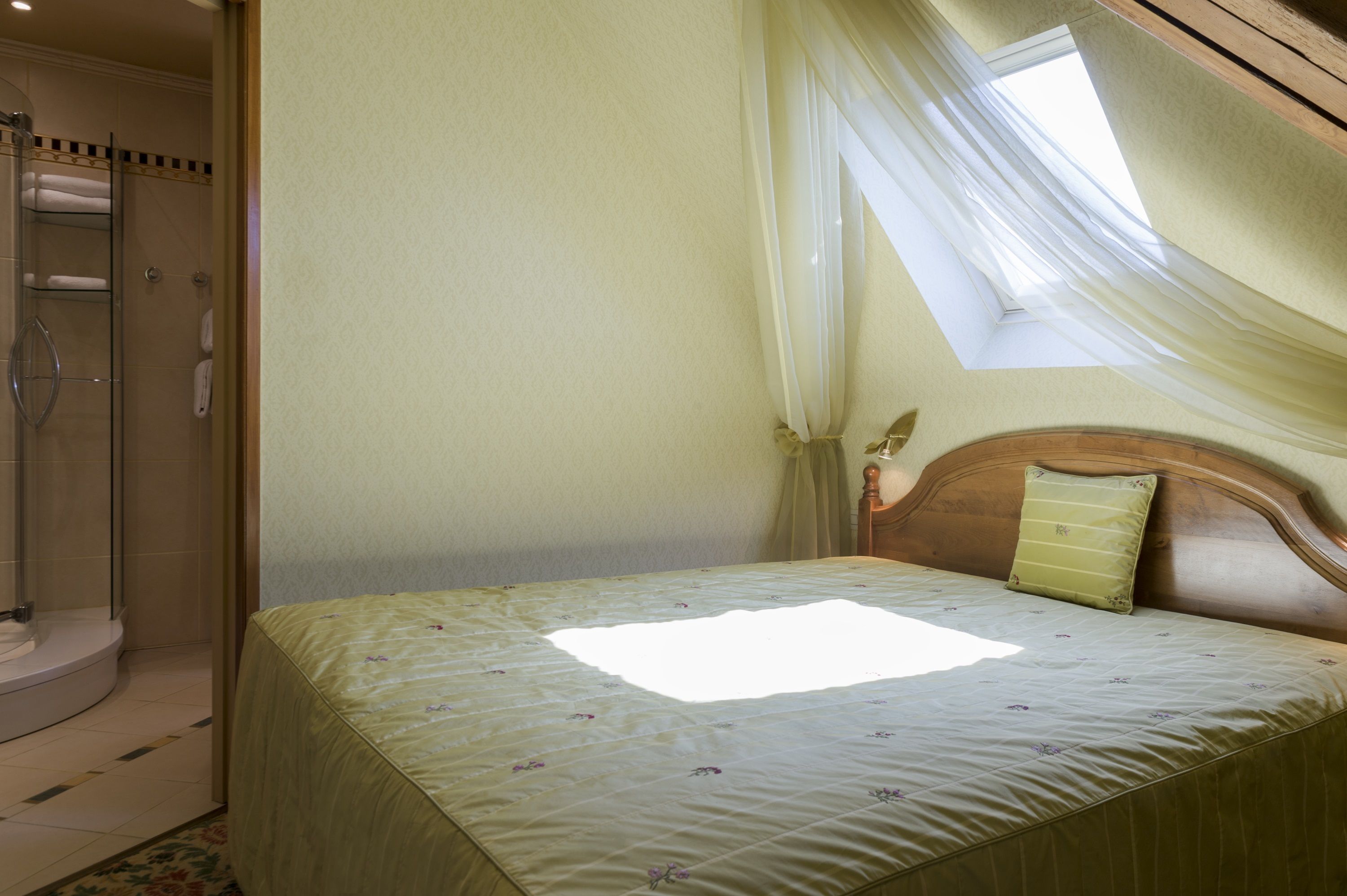 suite | in-room safe, desk, soundproofing, free wifi