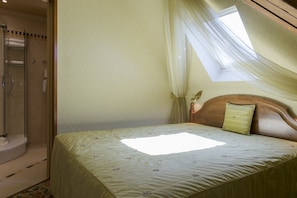 Suite | In-room safe, desk, soundproofing, free WiFi - Belle Hôtel, Lille Ouest (Bailleul)